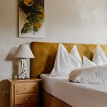 Guest house Weinhof Narat-zitz 3*